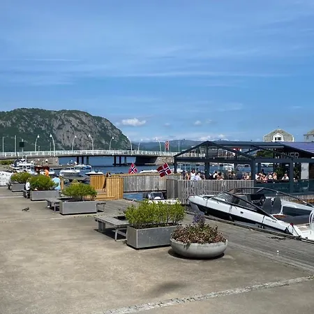 Sentral Leilighet I 3. Etg. Sorvendt Med Utsikt * Farsund